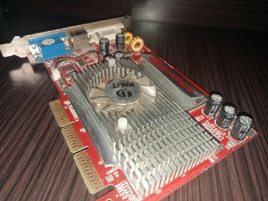 Vând placă video GeForce FX 5500 256MB AGP