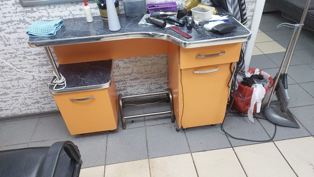 Отдам даром парикмахерские столы