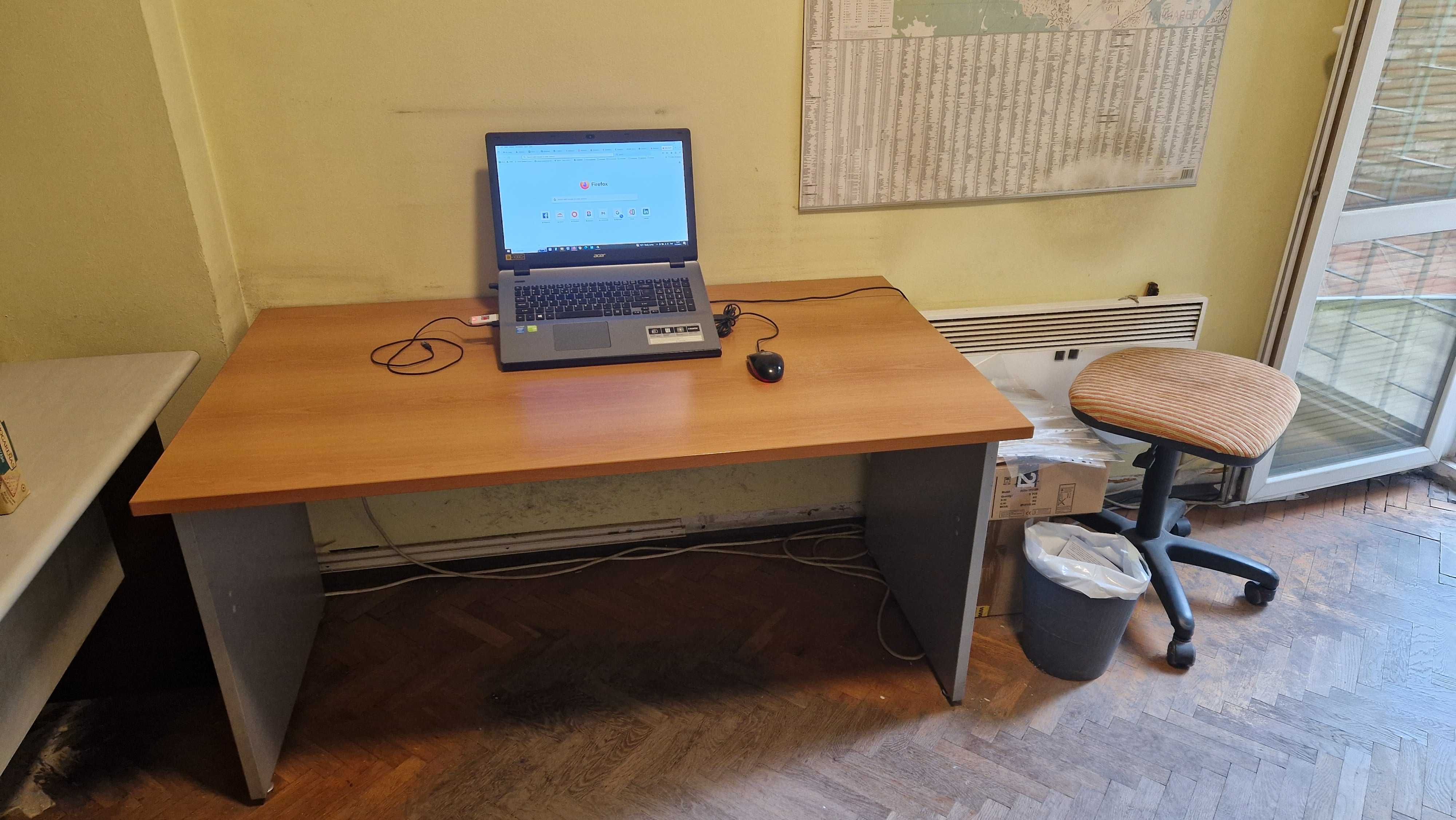 Офис бюро в перфектно състояние + два стола