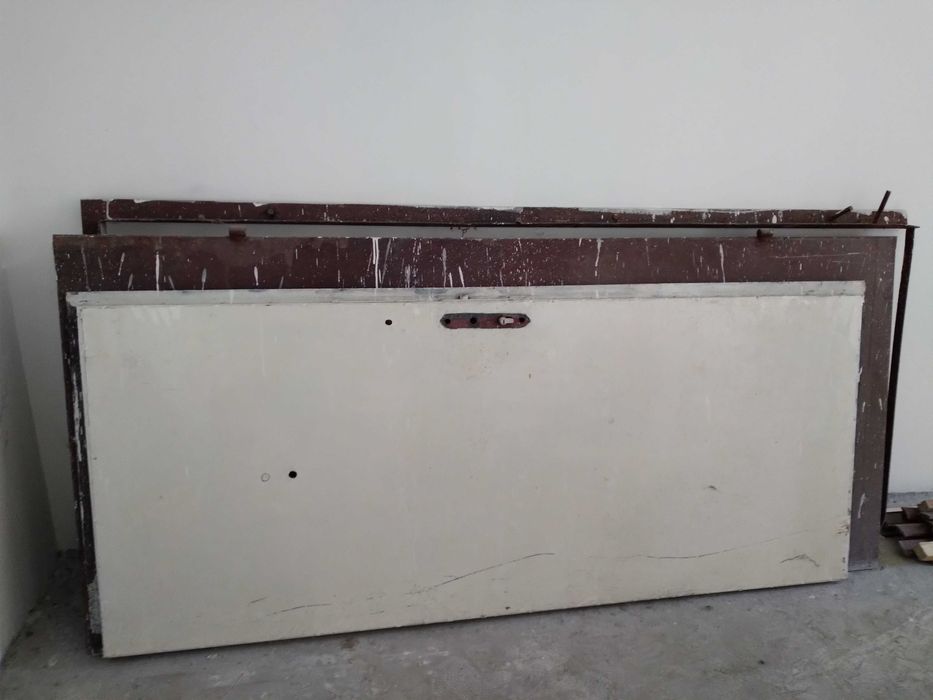 Желязна врата с каса