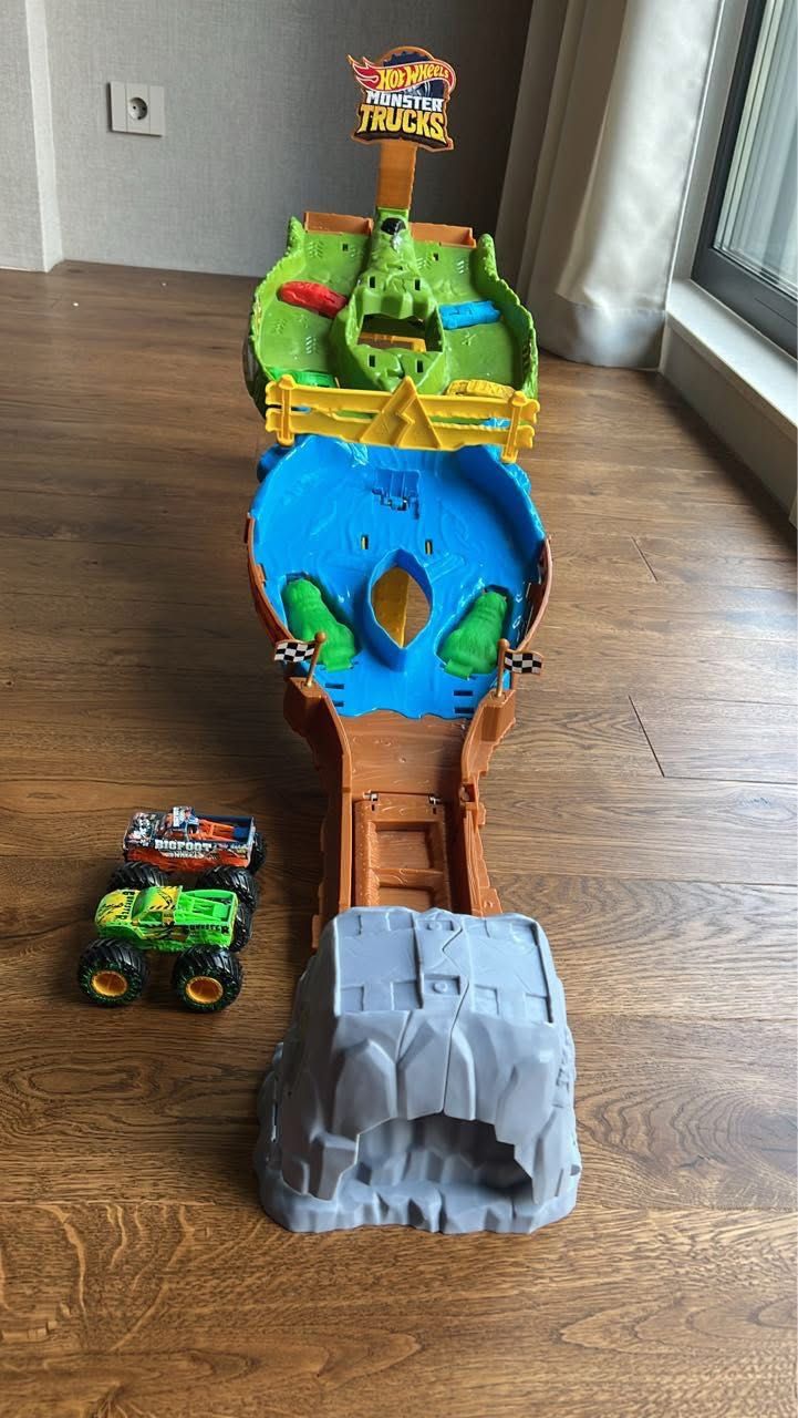 Състезателна писта за планински слалом Hot Wheels Monster Trucks