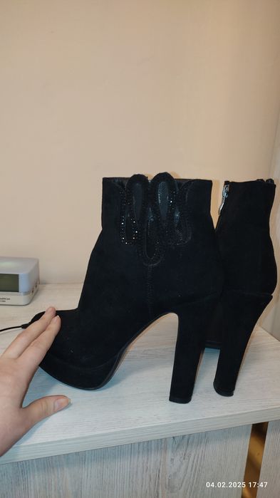 Срочно продам Сапожки замшевые .