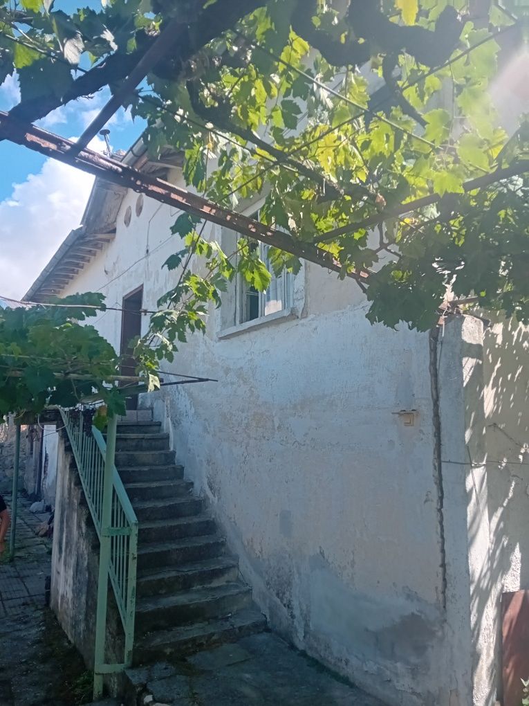Стара къща на 2 етажа