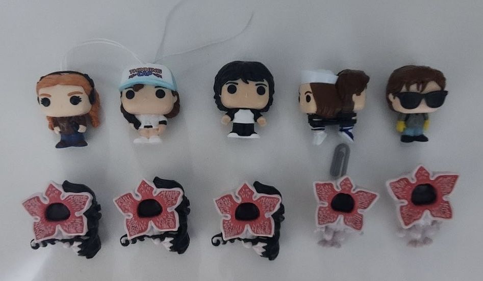 Фигурки киндер очень странные дела