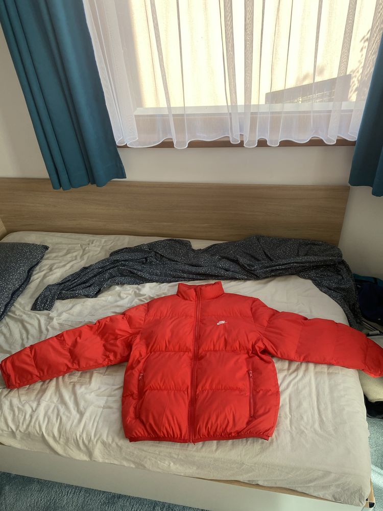 Nike puffer Яке (червено РЯДЪК ЦВЯТ)