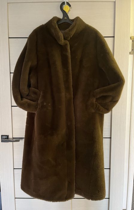Почти новую искусственную шубку