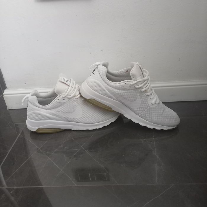 Vând adidasi nike albi