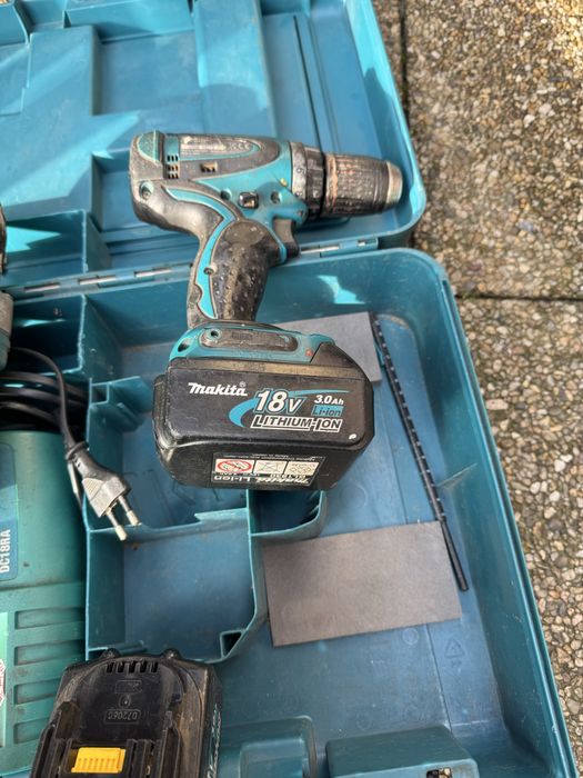 Vand set Makita 18v  stare f buna cu doua bateri.
