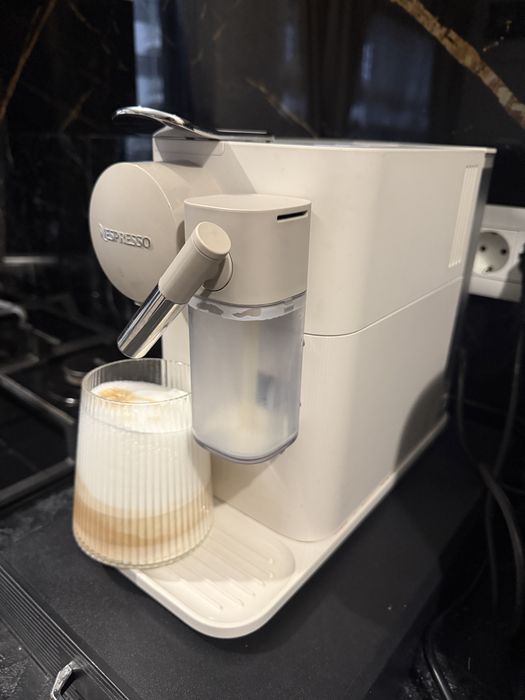 Vand Nespresso lattissima one stare excelenta si suport capsule