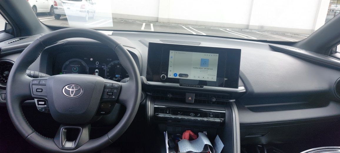 Vand noul Toyota CHR 2024, usor avariat