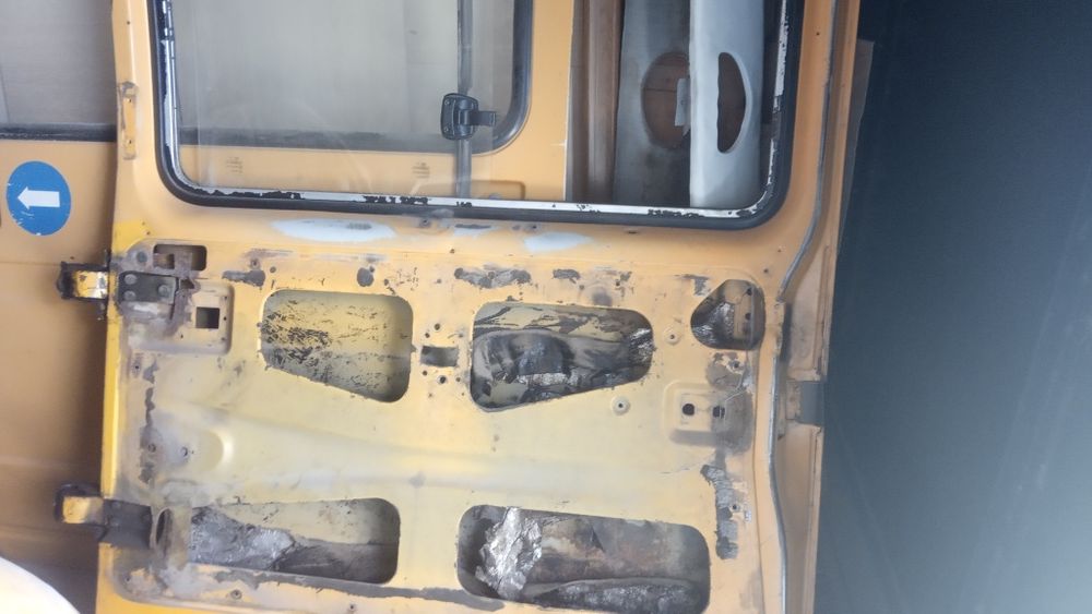 Продам задние и боковые двери от пассаж.Газели