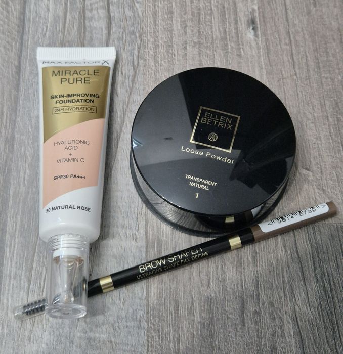 Fond de ten, pudra, creion sprancene