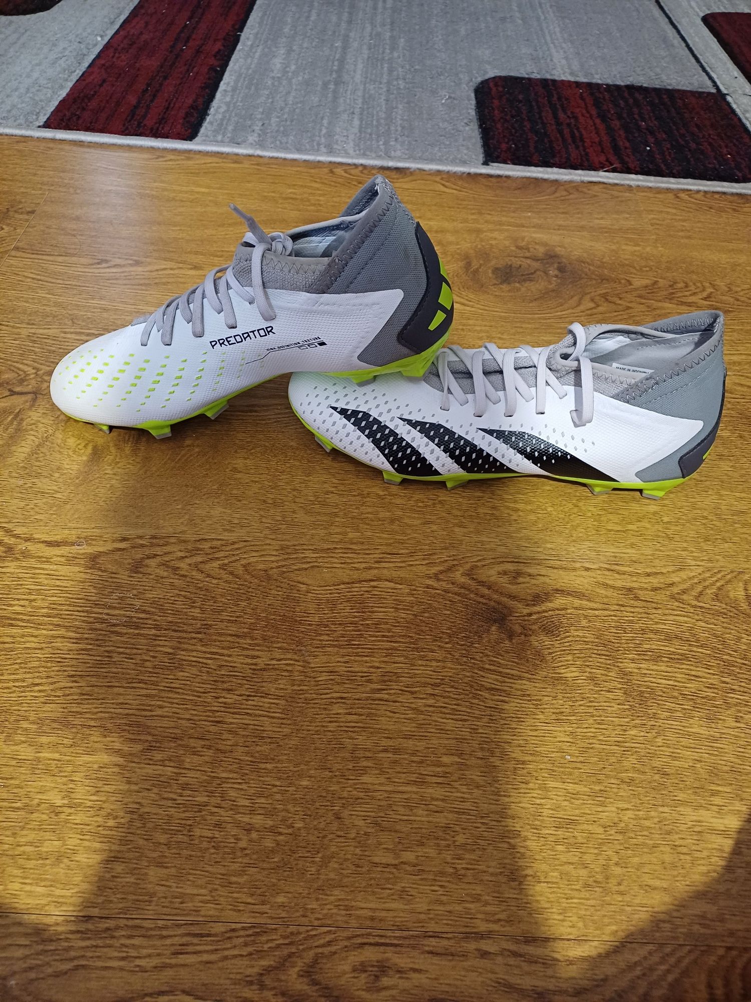 Vând ghete de fotbal adidas predator accuracy.3