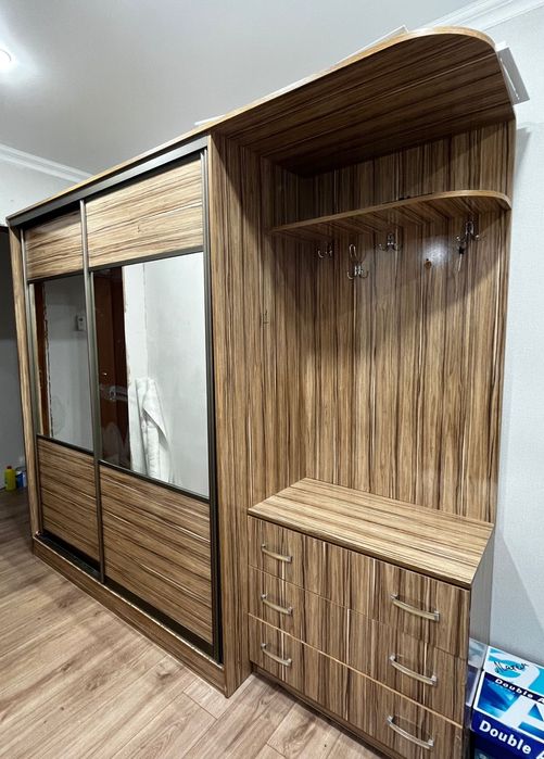 Продам шкаф-купе + прихожую