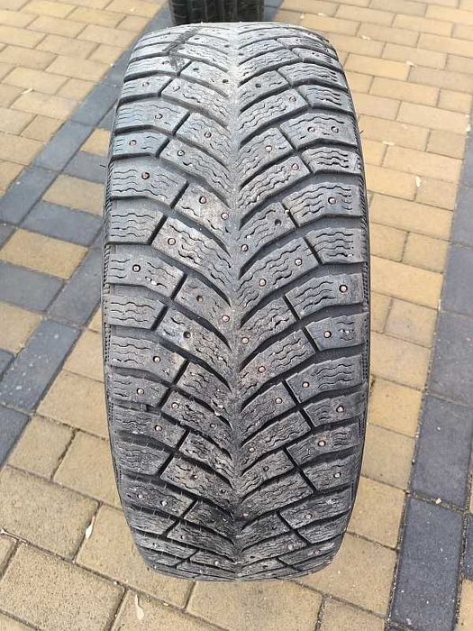 ОДНА шина 205/65 R16 - "Michelin X-ICE North 4" (Россия), шипованная.