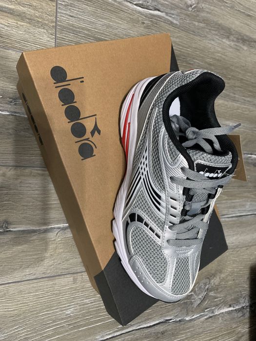 Adidasi noi unisex , marca Diadora