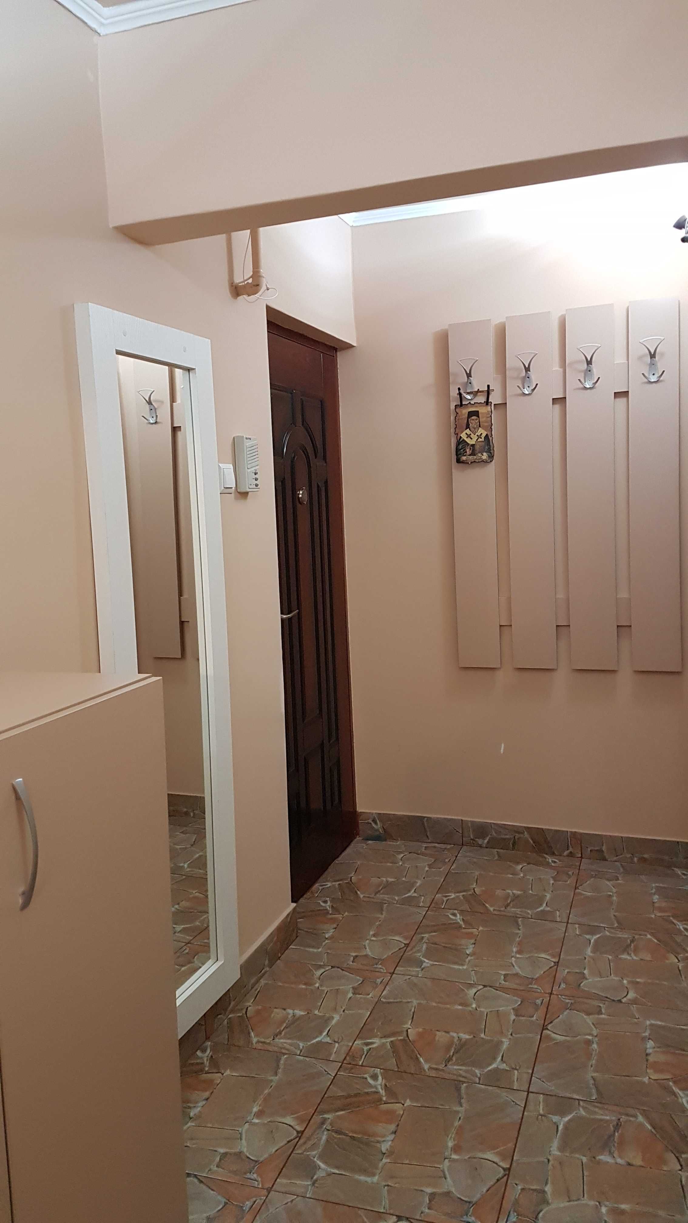 Proprietar inchiriez apartament cu 3 camere zona Miorita