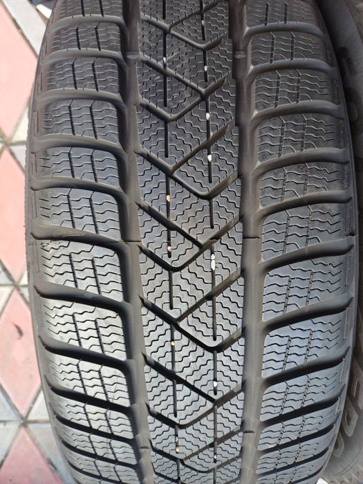 Vând 2 anvelope de iarna 225 55 r17 PIRELLI din 2023 rulate max 500 km