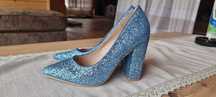 Vând pantofi stiletto