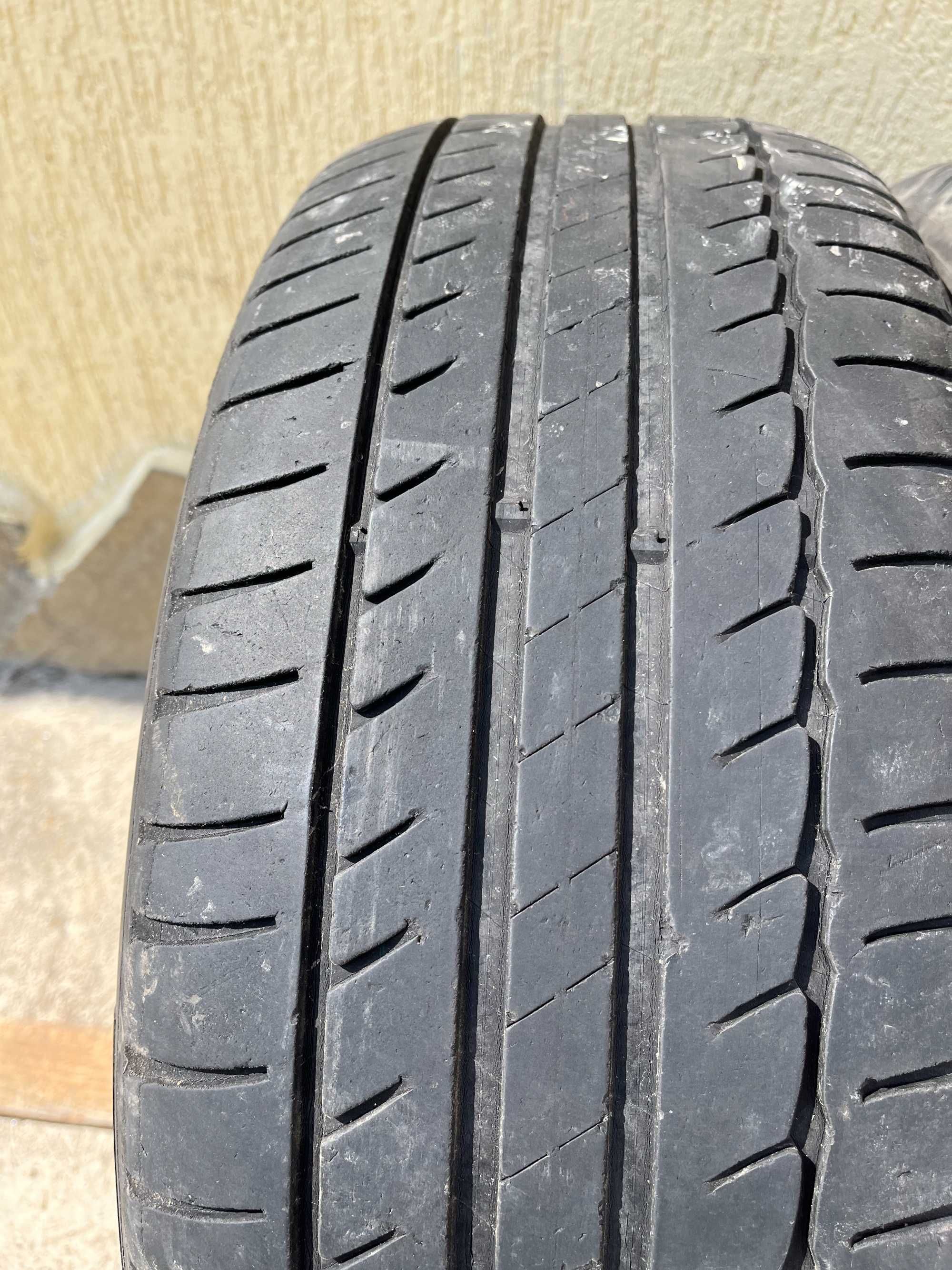 2 бр. летни гуми 215/55/17 Michelin DOT 4015 3,5-4 mm