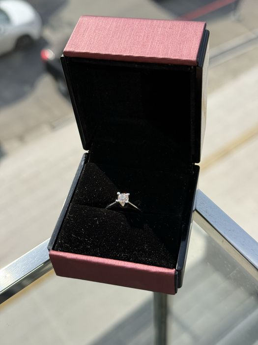 Кольцо с природным бриллиантом.