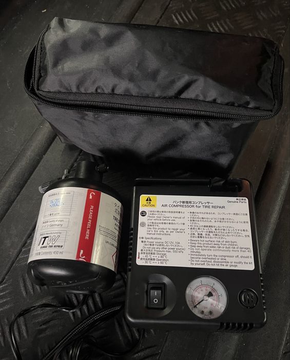 Kit compresor auto cu soluție pentru pană
