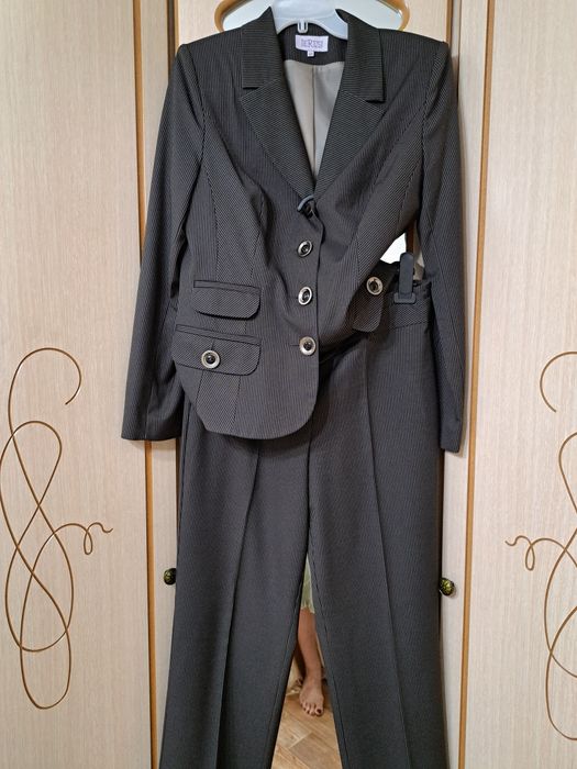 Женский брючный костюм