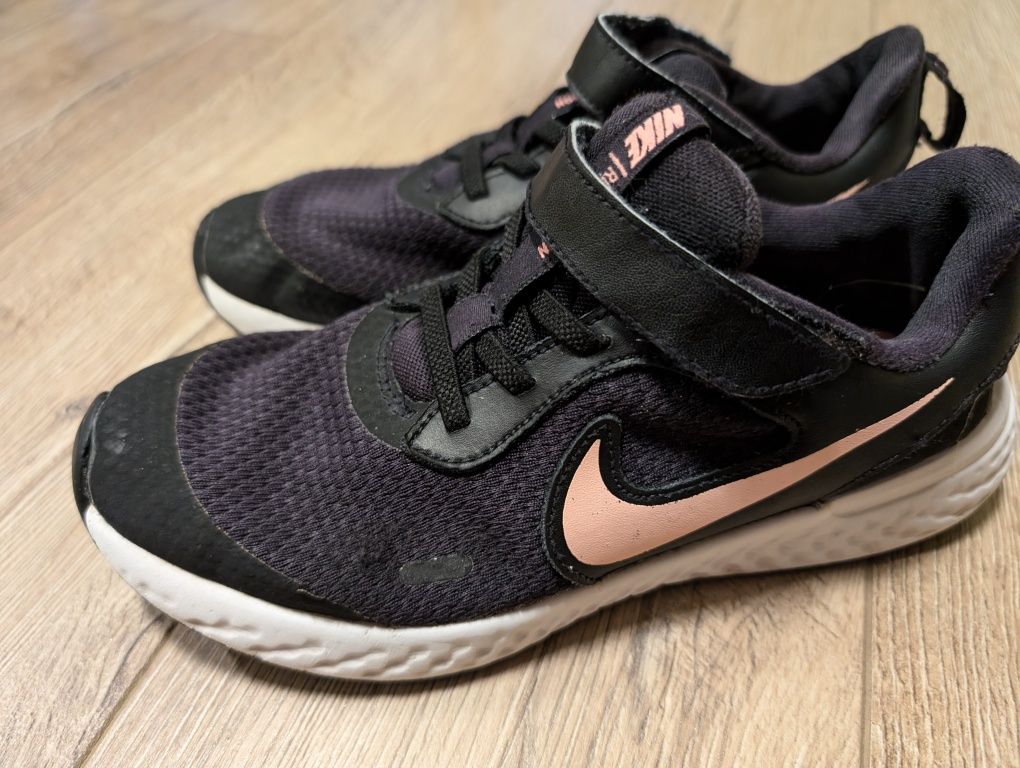 Маратонки Nike Revolution