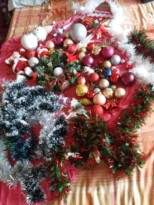 Decoratiuni pom de craciun la 30 de lei toate