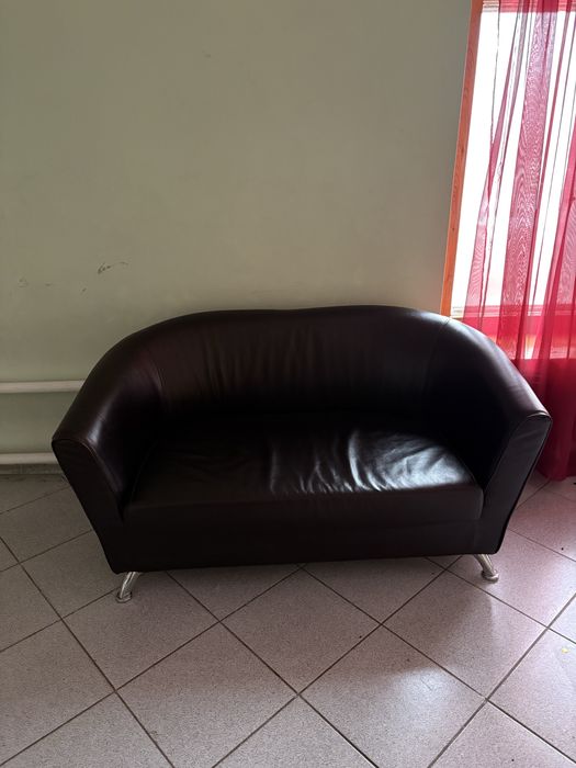 Диван из кожзама