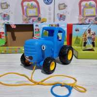 Игрушечный синий трактор