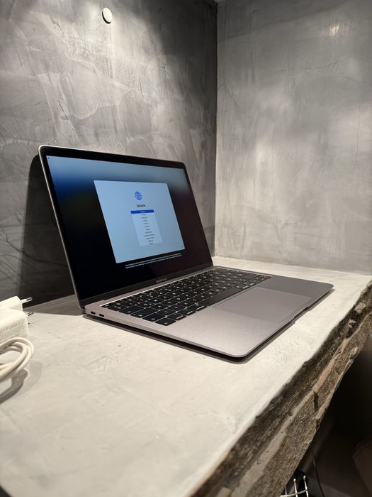 Перфектен Macbook Air 13.3 inch  2019 256 GB