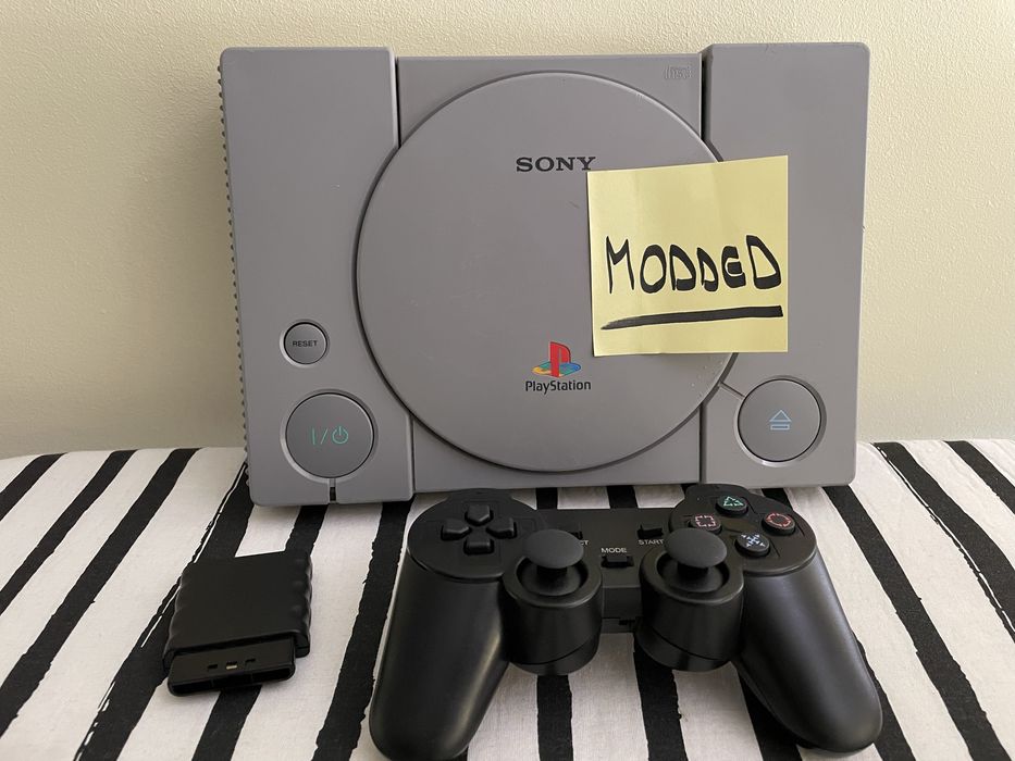 Consolă PS1 Modată cu Chip + Accesorii