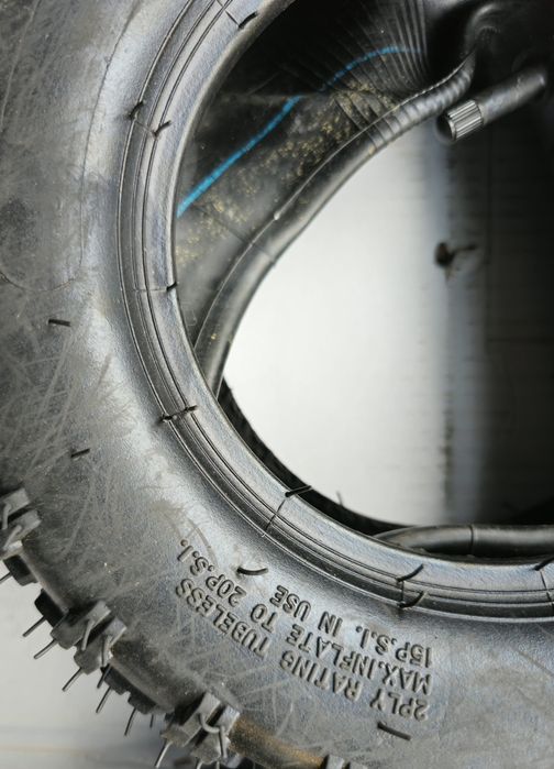 Чисто нови гуми за тракторна косачка.