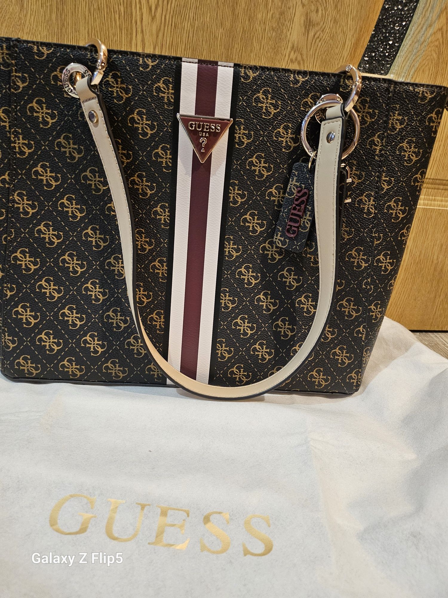 Продавам чанта GUESS