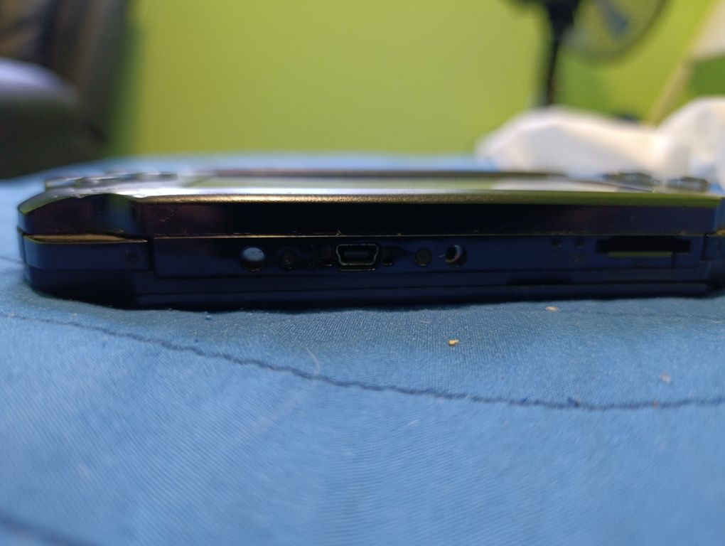 PSP-E1004 конзола