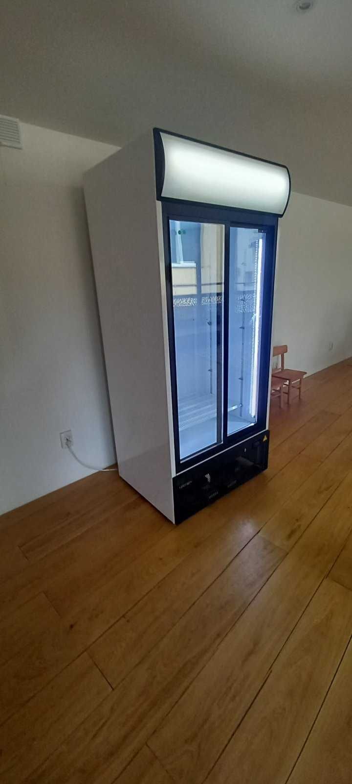 Продавам вертикална хладилна витрина