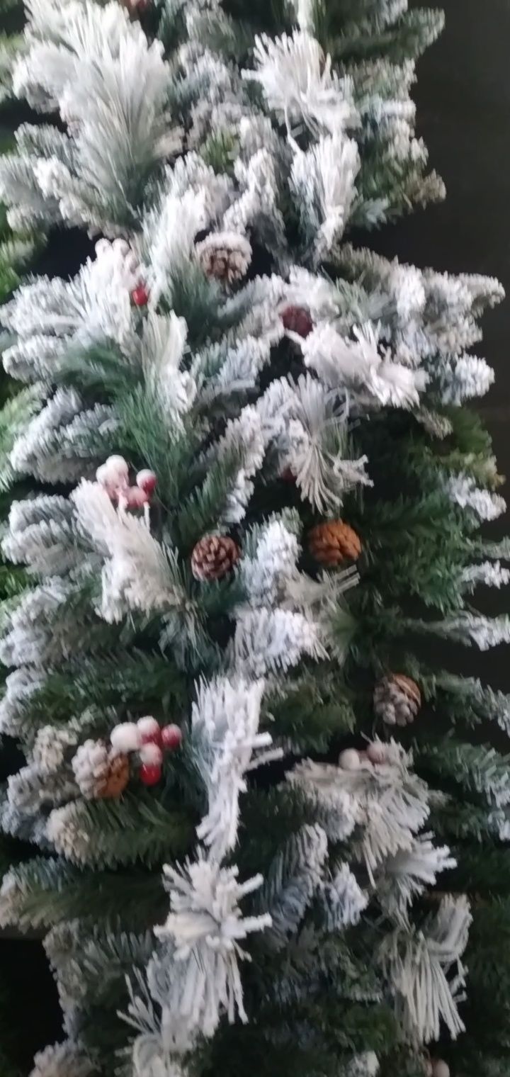 Гирлянда из заснеженной ёлки с ягодками и шишками.
