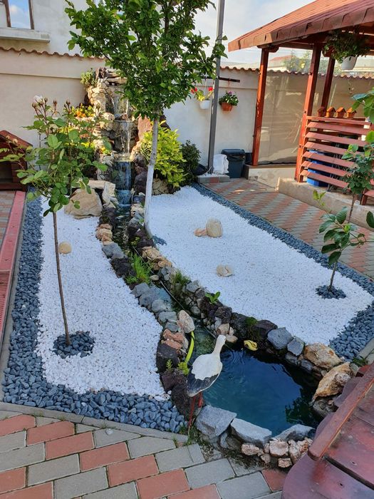 Piatra decorativa rotunjita alba thasos neagra amenajari gradina depoz