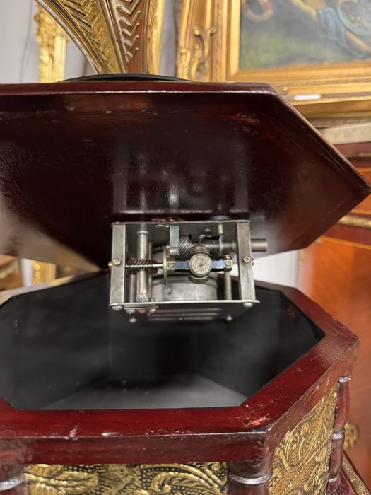 Gramofon din lemn cu picior si ornamente alama