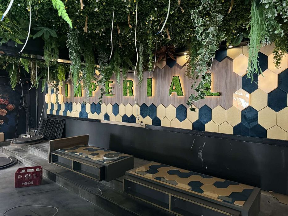 Рекламни пана от скандинавски мъх със светещи лога