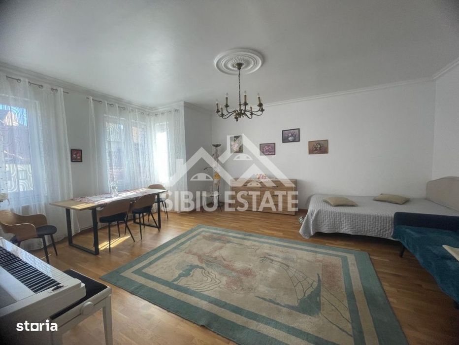 Apartament de inchiriat in centrul istoric, cu 2 camere, mobilat si ut