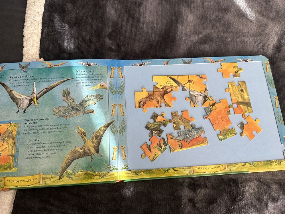 Книга за Динозаврите с пъзели на испански език