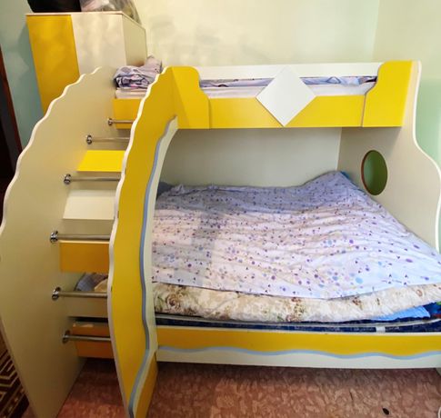 Детский двухяростный кровать и шкаф