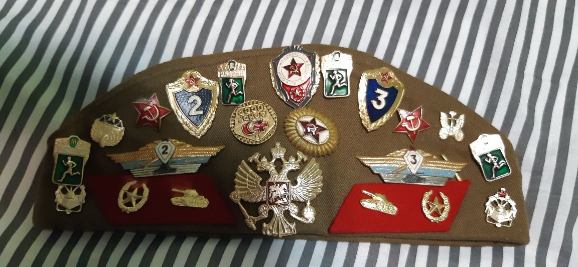 Bereta militara URSS vintage cu insigne