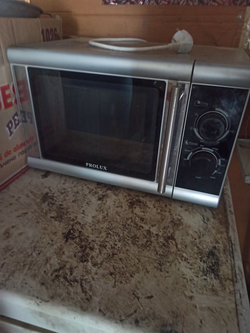 Продавам микровълнова фурна
