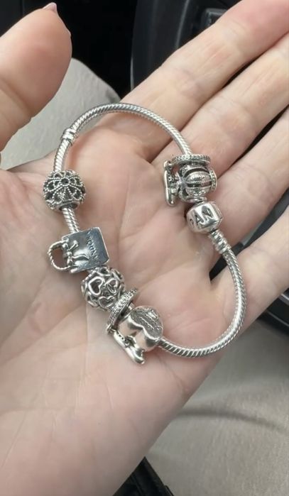 Vand bratara Pandora cu talismanele incluse !
