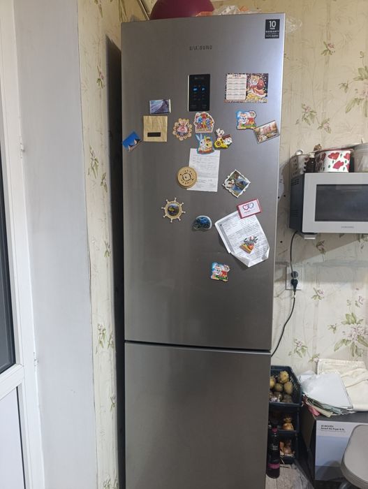 Холодильник  Самсунг ,серебристого цвета