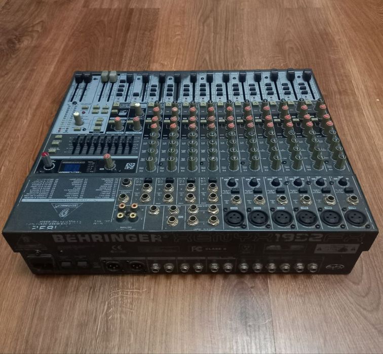 Микшерный пульт Behringer 1832 Fx с процессором эффектов.