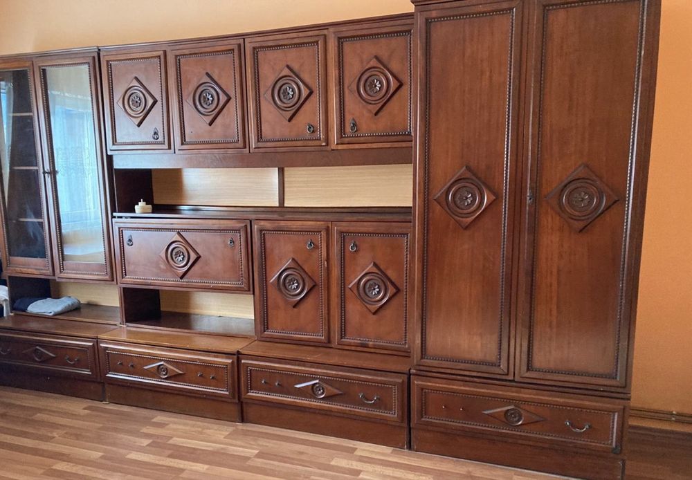 Mobila veche din lemn masiv.